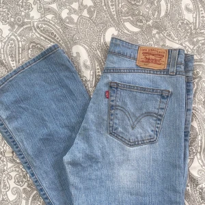 Levis Jeans - Mid Waist Flared Levi’s jeans. Innerbenslängd: Ca 80 cm. Midja: Ca 40 cm❣️