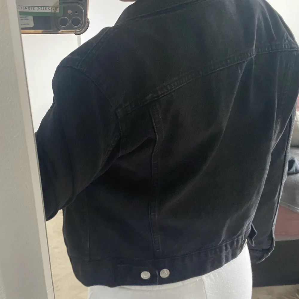 En svart jeansjacka köpt från Lager157 med detaljer, använd ett par gånger men inget som syns!. Jackor.