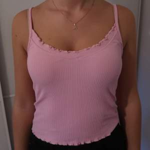Ett fint rosa linne från GinaTricot med små detaljer på bröstet
