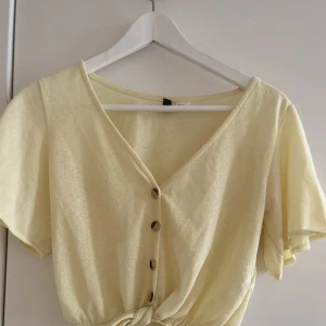 H&M blus - Säljer nu denna superfina blus ifrån H&M då den tyvärr inte kommer till användning. Blusen/toppen har inga defekter och är enbart använda 1-2 gånger🤍blusen köptes för 199 kr men vid snabb affär kan jag gå ner i pris🤍