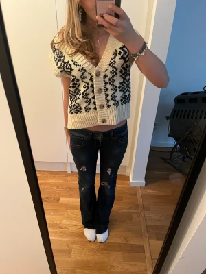 Kortärmad kofta - Säljer denna jätte jättesöta kortärmade koftan ifrån zara då den inte kommer till användning! Kan gå ner i pris vid snabb affär. Den är så storlek S men stor i storleken