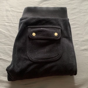 juicy couture - Säljer eftersom jag har två lika dana, skriv privat om du vill ha flera bilder🫶🏼 I gammla modellen!