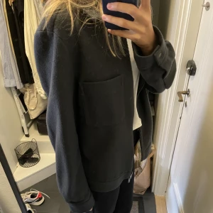 Overshirt/ulljacka - Skitsnygg jacka i ull och lite bomull från COS! Supervarm och najs nu i höst! En M (herrstorlek) men sitter snyggt oversized på mig som är S❤️ 