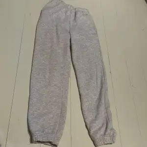 Mjukis byxor från Gina tricot. Med fickor, sköna. Bra skick. Skriv för fler bilder eller funderingar 