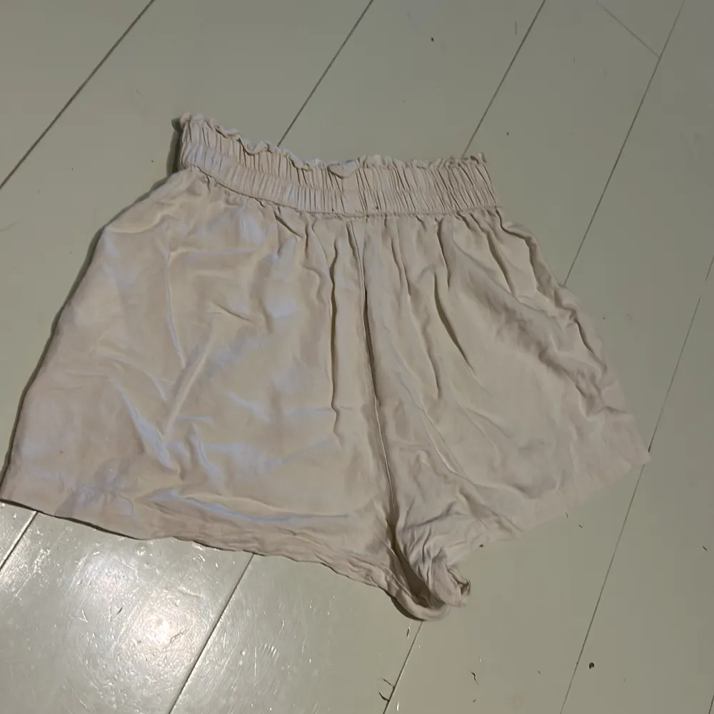 Shorts från bikbok. Bra skick, aldrig använd. Skriv för fler bilder eller funderingar.. Shorts.