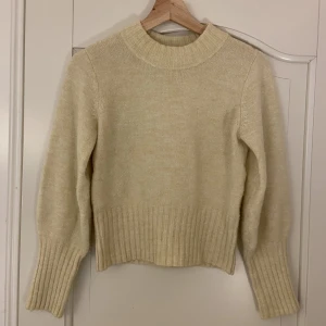 Stickad tröja  - Säljer denna super söta stickade tröjan från Monki i storlek XS! 💛🍯