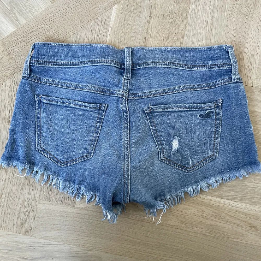 Så fina Lågmidjade shorts som har använts 1 gång❤️❤️ jätte bra skick och så snygga🥰midjemått: 37cm. Shorts.