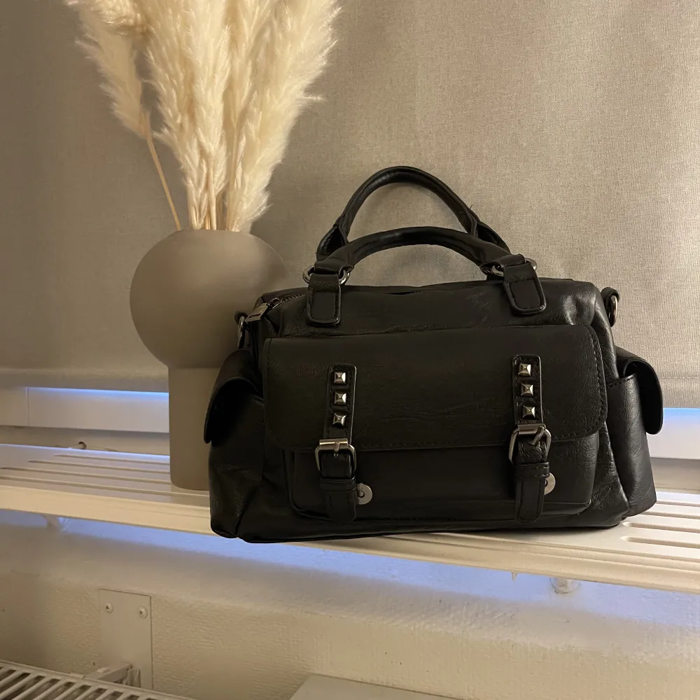 Supersöt svart skinnväska som passar till allt och får plats med de man behöver!!. Väskor.