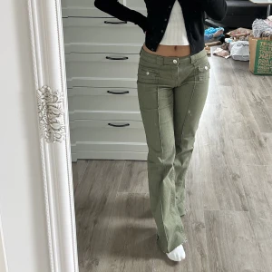 Gröna byxor hm - Gröna byxor från hm. Kommer ej till anvönding. Avklippta nertill och passar någon som är runt 160cm