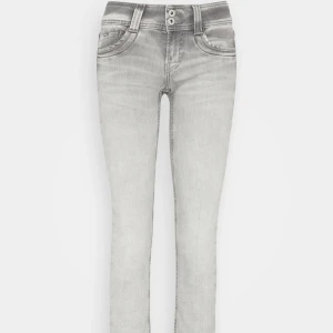 Pepe jeans  - Säljer nu mina lågmidajde, grå pepe jeans, köpta här på plick! ! (Finns ett skosnöre i midjan så den passar till flera storlekar mellan M och XS) 🫶🏻