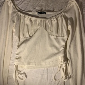 Vit topp - En helt ny vit topp från shein använd en gång.