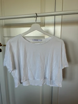 Topp NAKD - Croppad T-shirt från NAKD, bra skick!
