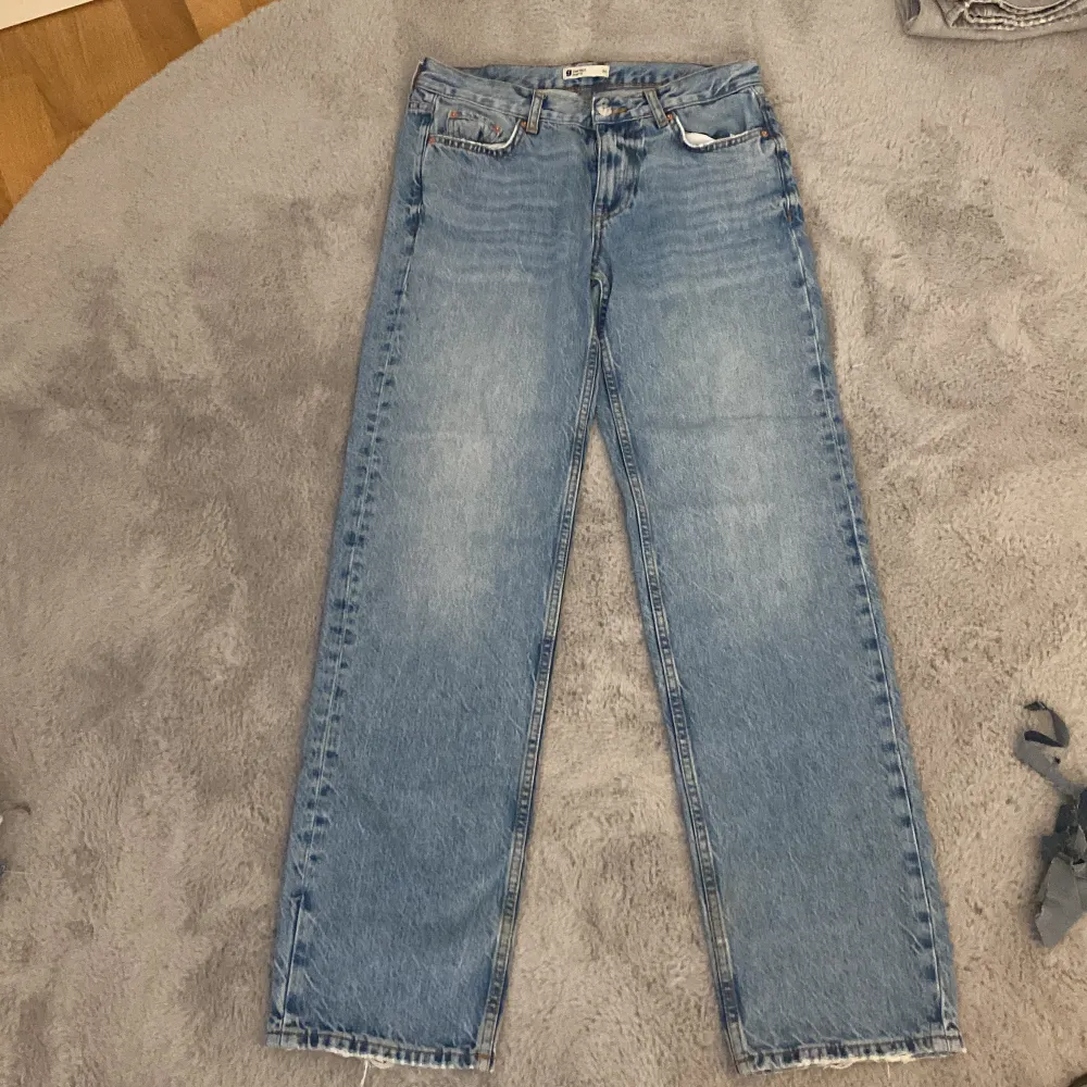 Säljer även mina blåa jeans som är  likadana som den grå, samma storlekt o allt, har även ett par likadana i ljusblå fast i storlek 32. Jeans & Byxor.