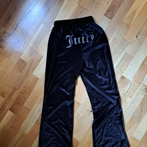 Juicy couture  - Jätte fina juciy byxor säljer de för de kommer inte till användning inga skador och bra skick, skriv för fler bilder. TAR INTE GENOM APPEN, tar då swish bara. Storlek M men sitter som S