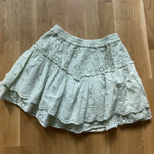 Grön Zara kjol - Mintgrön Zara kjol i storlek 13-14/164 men passar mig som brukar ha xxs-s i kjolar! Barnavdelning. Superfin nu till skolstart!!💕 har inbyggda shorts. Köpt för 299kr i början av sommaren! möts i Sthlm annars står köparen för frakt!! Skriv för fler bilder💚💚