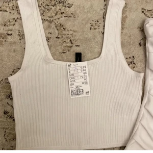 Helt ny vit magtröja H&M - Storlek XS stretchig, helt ny och väldigt fin på