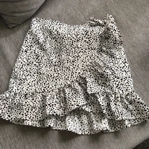 Söt volang kjol  - Säljer min svart/vita volang kjol då den inte kommer till användning längre, säljer för 50kr och är i str xs