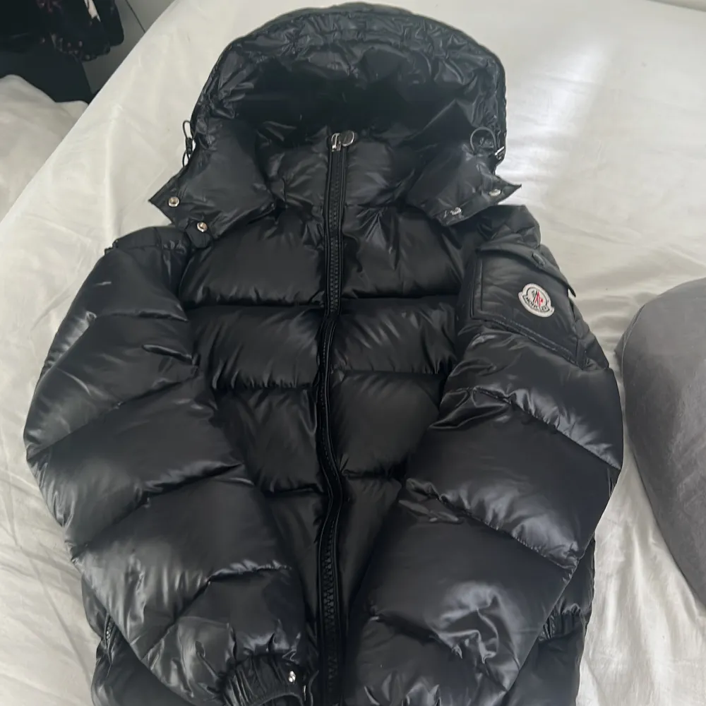 Jättefin moncler maya jacka strlk 1. Skanning funkar o den ser exakt ut som en äkta men kan ej garantera att den är det då jag köpte den här på Plick o därav ej har kvitto.. Jackor.