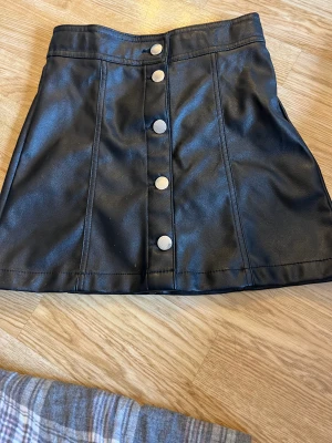 Skinnkjol med knappar - Jätte fin💗(inte äkta skin)