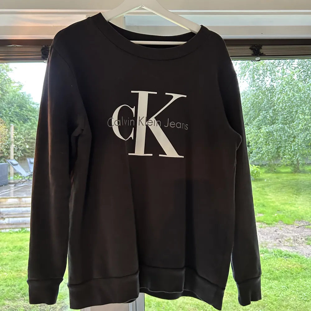 Säljer min fina Calvin Klein sweater, perfekt nu till hösten! Färgen är svart med en liten hint av brun. Tröjor & Koftor.