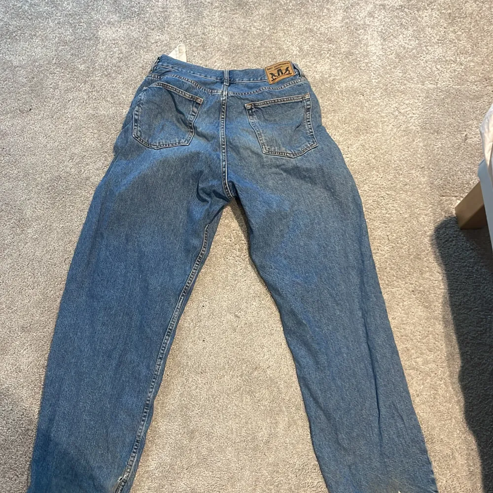 Väldigt kvalitativa skate jeans i bra skick. Original pris 699kr säljs för 300, spara 399kr. Jeans & Byxor.