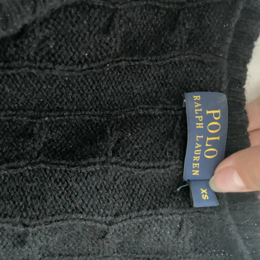 Svart V-ringad kabelstickad långärmad från polo Ralph Lauren med lila märke. 💜. Tröjor & Koftor.