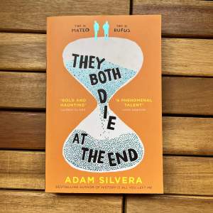 Adam Silveras - They Both Die At The End, en populär bok på tiktok.