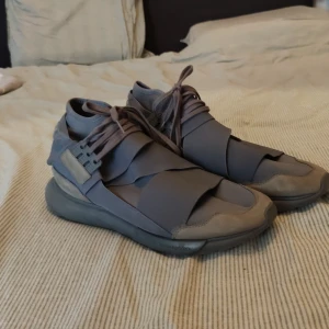 Y-3 Qasa high - Y-3 Qasa highs gråa. Använda men i bra skick. Riktigt sköna att gå tar bara ett tag att vänja sig vid dem. 