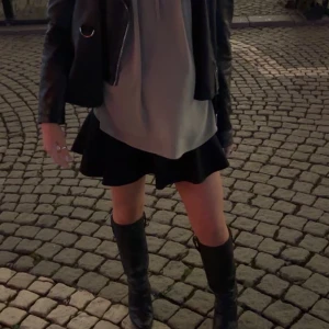 Zara kjol  - Kjol från Zara, säljer denna superfina kjol då jag har två stycken likadana. Skicket är mycket bra då jag använten ca 3 gånger. Kjolen har även insydda shorts, vilket är super🤩 Bara att fråga om ni vill ha fler bilder💕