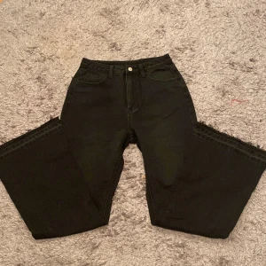  Flare Jeans -  Flare Jeans i storlek 38 / M. (De ser lite gröna ut i bilden men dom är svarta)