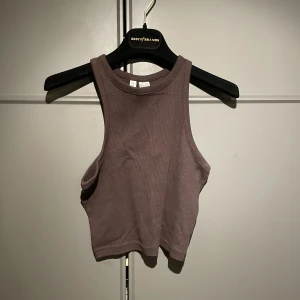 Brunt linne - Brunt ceoppat ribbstickat linne i storlek S 🤎🤩