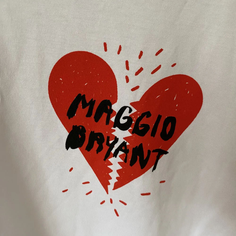 T-shirt jag köpte på Veronica Maggio och Miriam Bryant konserten. I storlek s. Ej använd. Köpt för 400kr. Toppar.