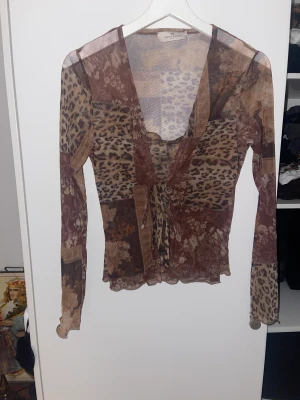 meshtopp med leotryck - ✨