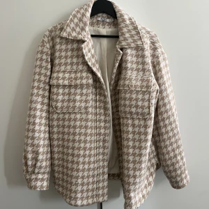 Mönstrad Na-kd overshirt jacka  - Mönstrad overshirt jacka från na-kd.  Storlek 34. Köparen betalar frakt 