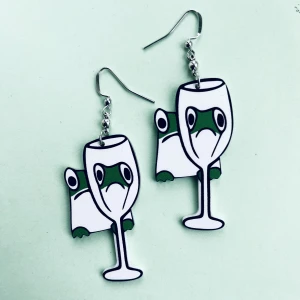 Crazy frog örhängen 💚 - Nickelfria krokar och fri frakt 💚