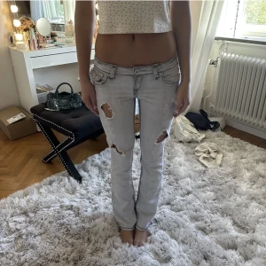Lågmidjade jeans - Säljer dessa jeans köpta på plick då dem tyvärr var för långa på mig, liknar dem från ltb men har snyggare fickor💘 första två bilderna är lånade sista är egen! skriv för fler frågor