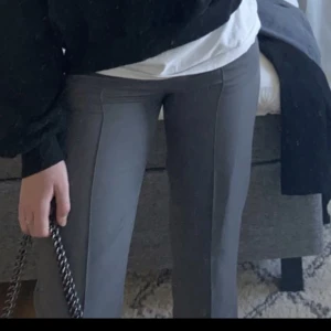 Madlady kostymbyxor - Mörkgrå kostymbyxor med ”stråveck” från Madlady🩶🩶 Storlek 32 längd 34!