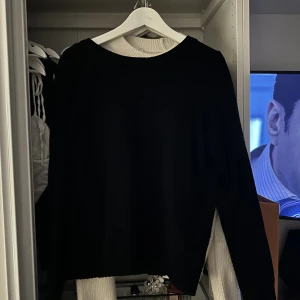 Stickad tröja  - Stickad tröja med öppen rygg💞passar xs-m!