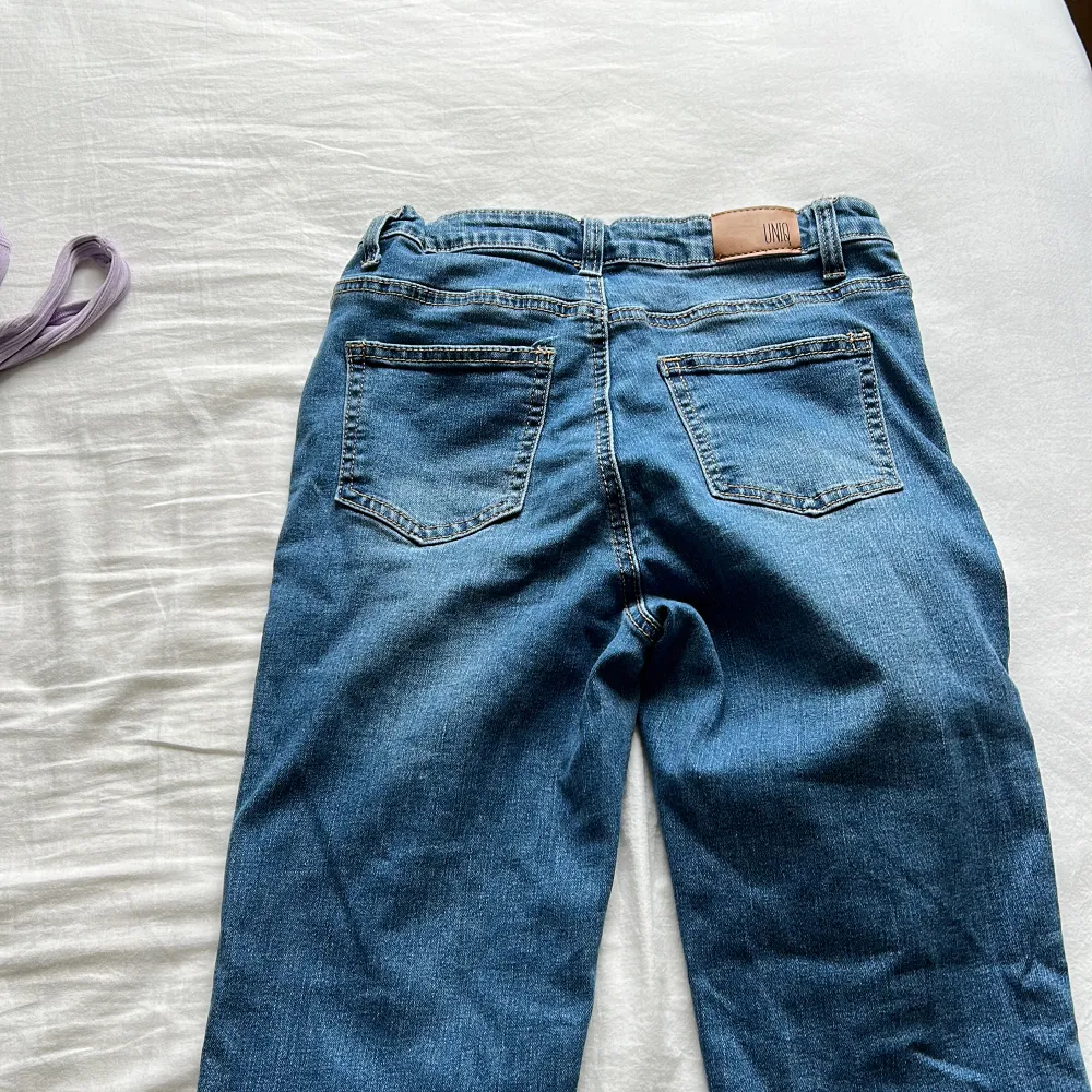 säljer ett par superfina bootcut jeans då de tyvärr är för små. nästan aldrig använda och i superbra skick!!💕💕. Jeans & Byxor.