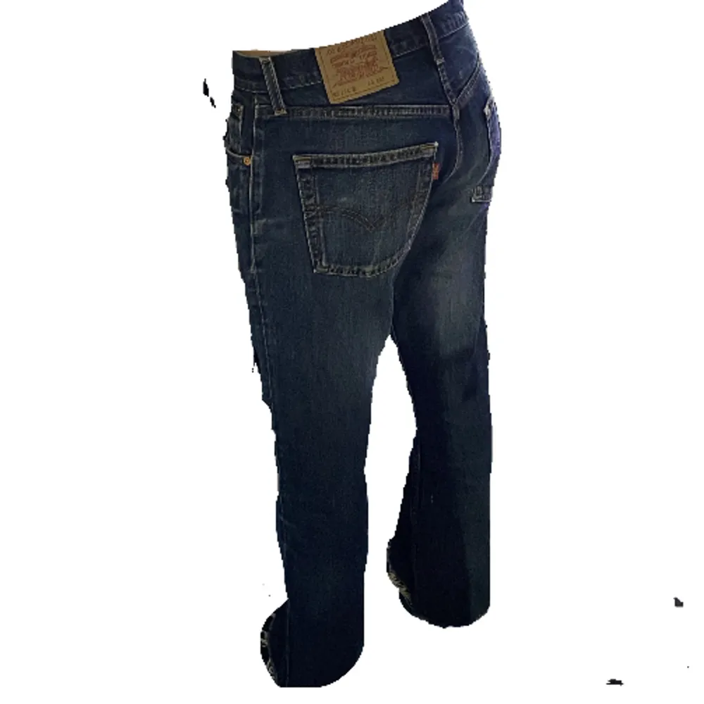 Levis jeans unisex  Storleken på lappen stämmer inte för längden då benen är avklippta. Men passar någon som är 160. Jeans & Byxor.