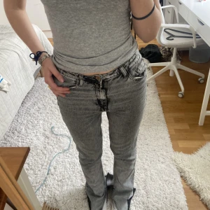Grå jeans zara - Gråa midrise bootcut jeans från zara!!⭐️⭐️⭐️ Köp direkt för 350!
