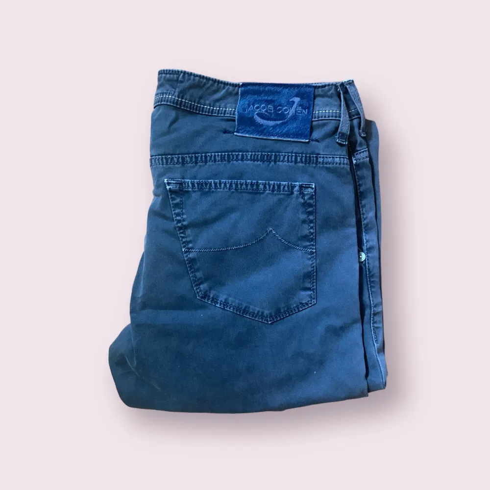 Säljer nu dessa Jacob Cohen byxor i storlek 34. Jeansen är i nyskick och kostar i butik cirka 3000, säljer de nu för 699. Jeans & Byxor.
