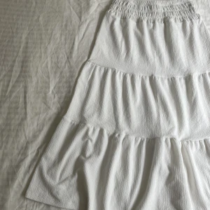 lång kjol  - En lång kjol från Gina tricot barn avdelning. i storlek 146-152 men passar xxs till s då den är stretchig. går ner till början av foten på mig som är 165. använd så skulle säga att den är lite nopprig men inget man tänker på 💕