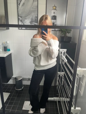 Off-shoulder tröja - Jättefin stickad off-shoulder tröja ifrån hm! Tröjan använd någon enstaka gång och är i toppskick! Helt slut på hemsidan💗