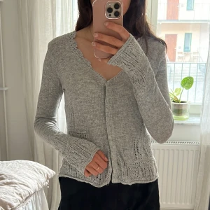 Kofta från Odd Molly - Kofta från Odd Molly med brodyr på ryggen. Koftan är i storlek 1 som motsvarar S, jag är dock strl XS och den sitter fint på mig ❣️