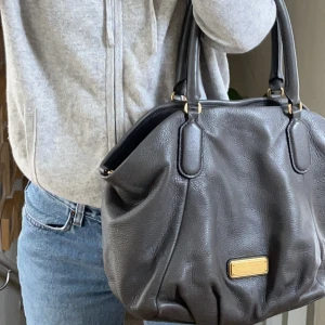 Marc Jacobs väska  - Säljer denna så fina Marc Jacobs väska! Den rymmer mycket och är perfekt som skolväska! Väskan är i otroligt bra skick. Längre axelband medföljer. 
