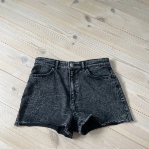 Jeans shorts  - Super fina svarta jeans shorts💕 använt få gånger men är i super bra skick😍