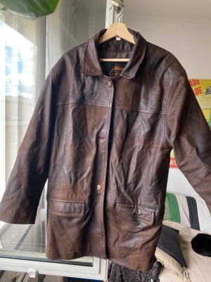 Skinnkappa/läderkappa - Säljer min bruna läderrock, är nog en herrock men passar både kvinnor och män om du frågar mig!   Sitter oversize på mig som är en 173cm Fler bilder går att få om så önskas!