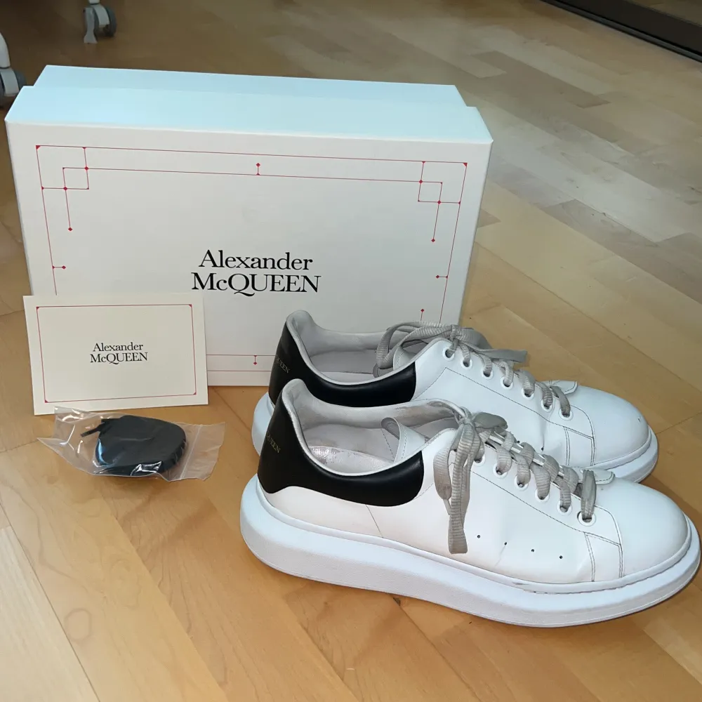 Säljer min brors Alexander McQUEEN skor då han inte vill ha dom längre. Syns att dom är använda men fortfarande bra skick. Kommer i originalbox med svarta skosnören till. Möts helst upp.  (Nypris 5 000kr) . Skor.