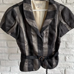 Vintage Karen Miller blus  - Grå och svart kortärmad blus med gullig krage och bälte från Karen Miller. Gjord på 100% riktig silke. Storlek 40/UK 12. Passform är mindre. 